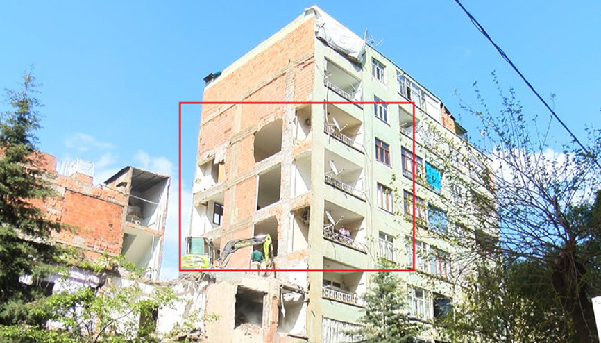 Depremde ağır hasar alan bina yıkıldı, bitişikteki apartmanın bazı odaları duvarsız kaldı Mecburen bu hasarlı evin içinde kalıyoruz