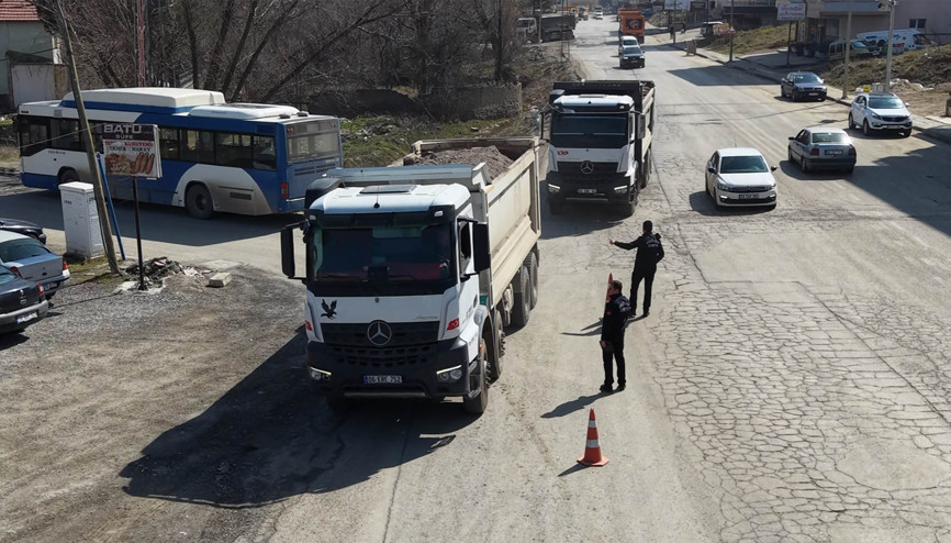 Bağlum sakinleri dertli... Bu kamyonlara başka yol bulun Bağlum sakinleri dertli... Bu kamyonlara başka yol bulun