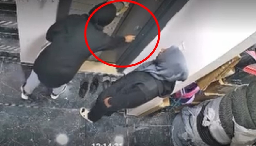 Apartmanda tuhaf olay: Ayakkabıyı kokladı, kartla kapıyı açmaya çalıştı