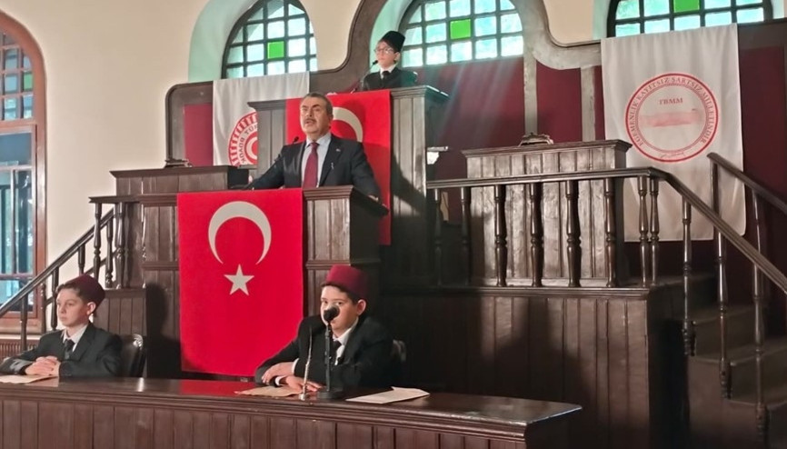 Bakan Tekin, öğrencilerle birlikte 1inci Meclise yürüdü