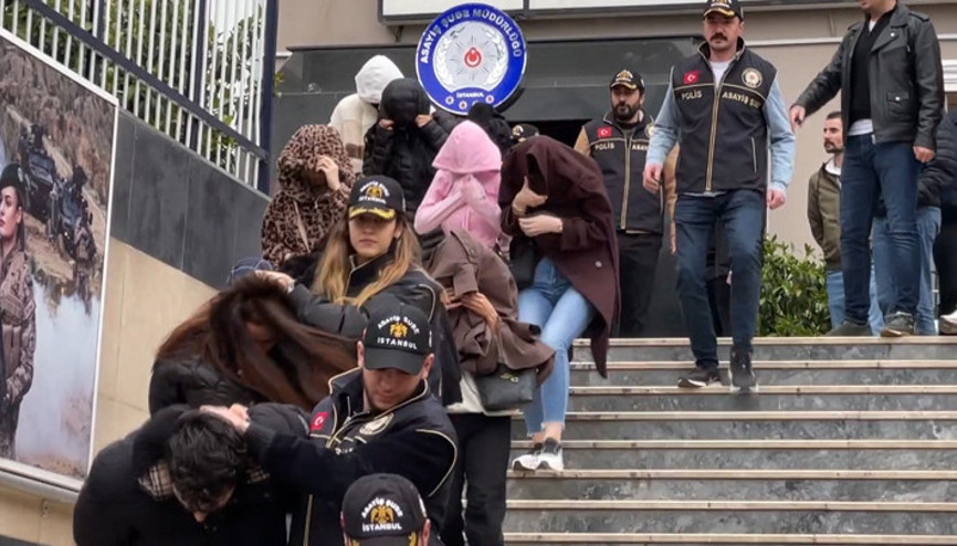 4 ilde 14 adrese eş zamanlı fuhuş baskını Para trafiğiyle izlerini gizlemişler... 52 kadın kurtarıldı