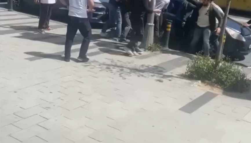 Mecidiyeköyde kavgayı ayırmak istedi tekme ve yumruklarla darbedildi Mecidiyeköyde kavgayı ayırmak istedi tekme ve yumruklarla darbedildi