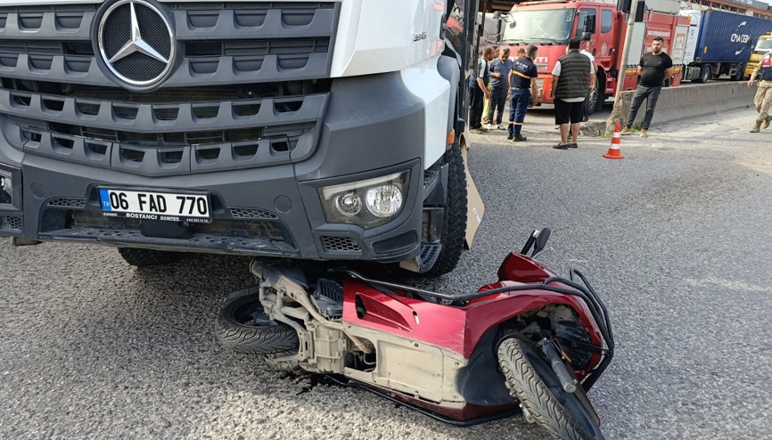 Kamyonla çarpışan motosikletin sürücüsü öldü
