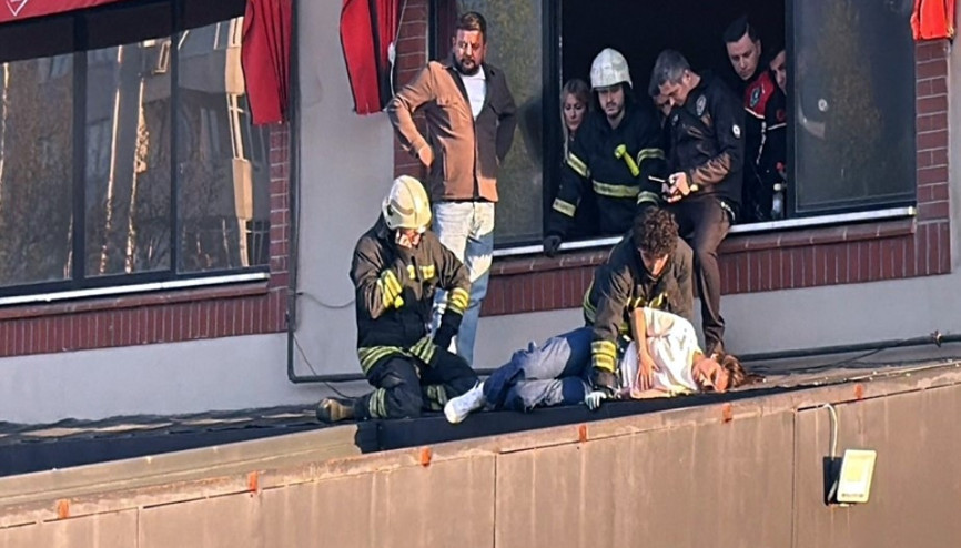 Dengesini kaybetti, kafeteryanın alt kattaki terasına düştü
