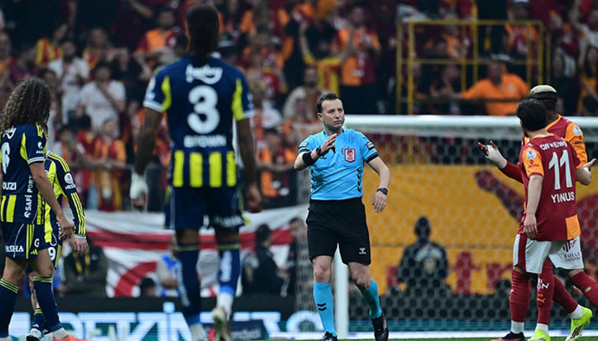 Derbide penaltı tartışması: Fenerbahçe yararlanamadı, Galatasaray isyan etti Düşürülmesinin ardından karar devam