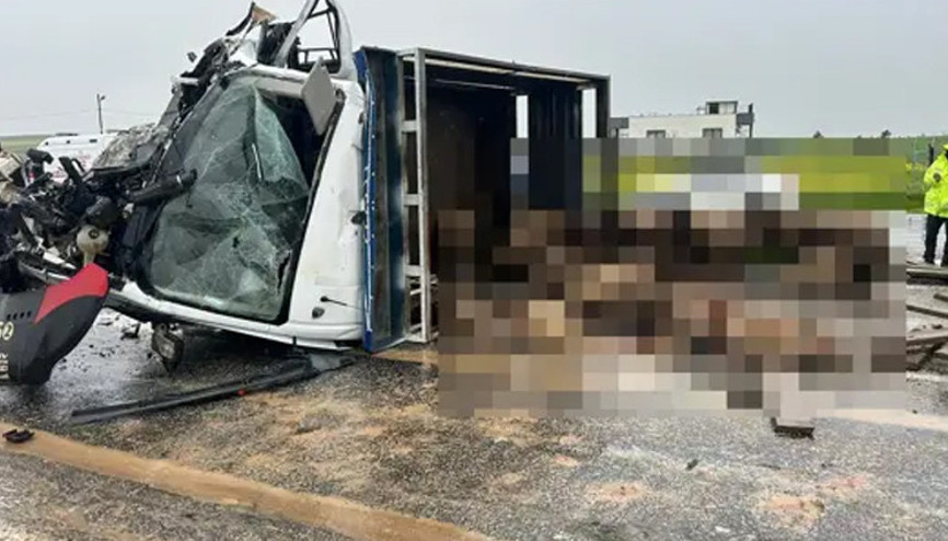 Koyun yüklü kamyonet ile otomobil çarpıştı: 2 ölü, 3 yaralı