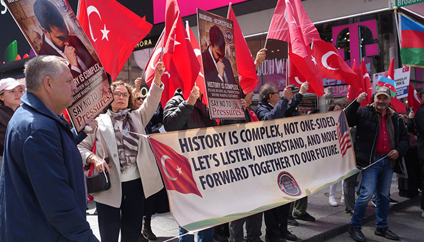 New York Belediye Başkanı Mamdaninin Türkiyeyi hedef alan açıklamalarına Times Meydanında protesto