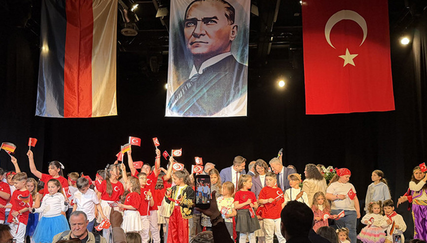 Hannover’de 23 Nisan Coşkusu: Çocuklar ve Çok Kültürlülük Vurgusu Öne Çıktı