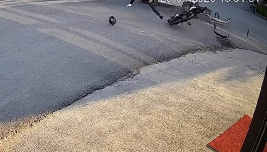 Sanayi sitesinde motosiklet ile otomobilin çarpıştığı kaza kamerada