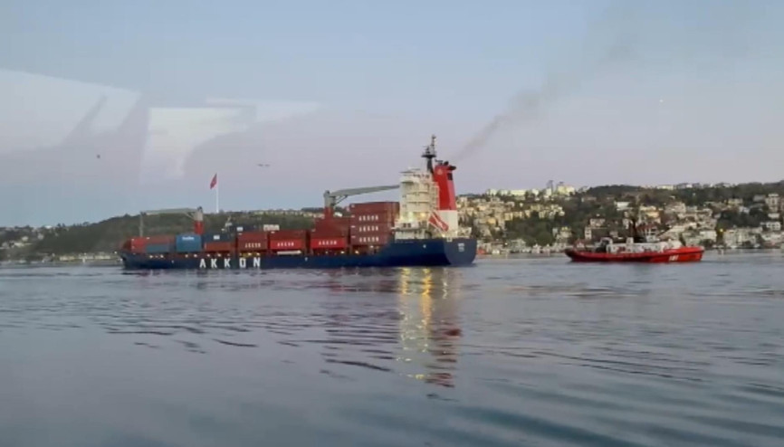 İstanbul Boğazında karaya oturan konteyner gemisi kurtarıldı