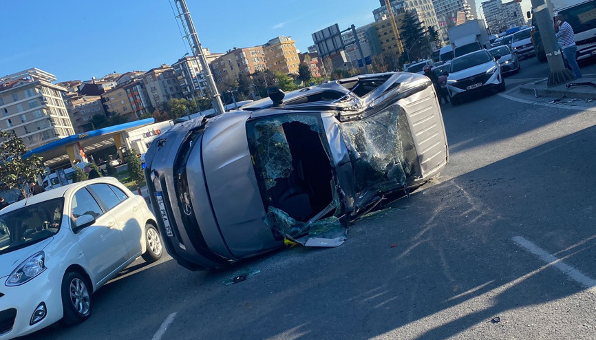 Seyrantepe’de trafik levhasına çarpan araç takla attı