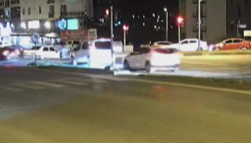Işık ihlali nedeniyle 2 otomobilin çarpıştığı kaza kamerada