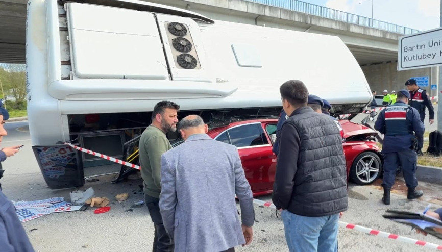 Bartın’da halk otobüsü otomobilin üzerine devrildi; yaralılar var