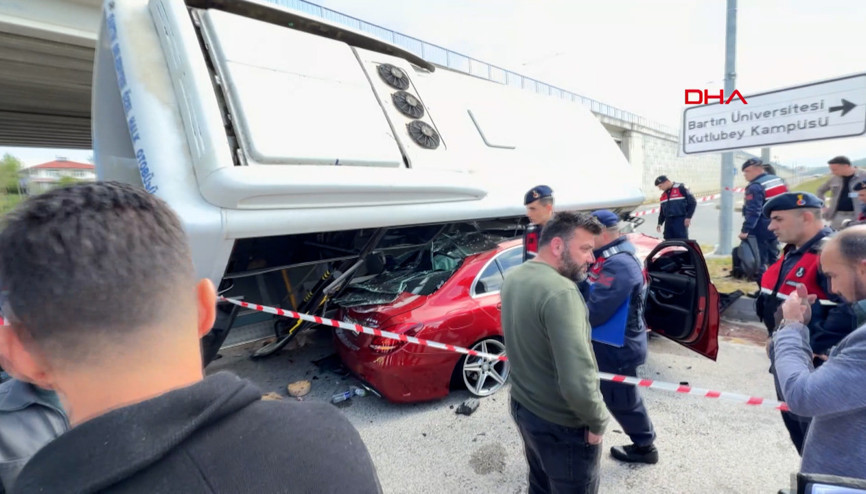 Bartın’da halk otobüsü otomobilin üzerine devrildi; yaralılar var