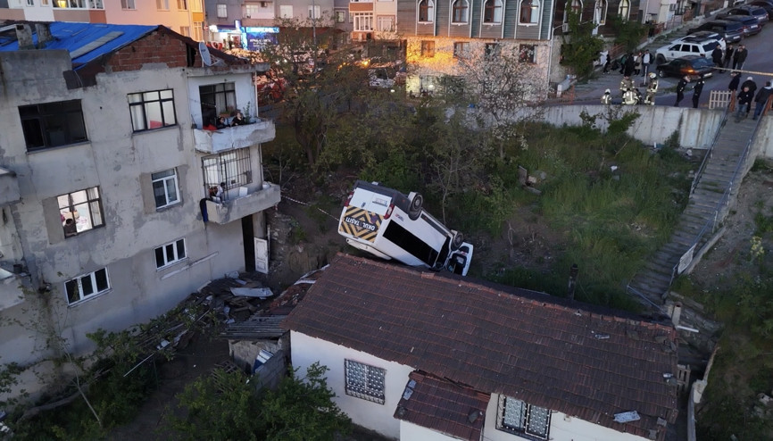 Kağıthanede evin çatısına düşen okul servisinin şoförü öldü; öğrencileri kazadan az önce indirmiş