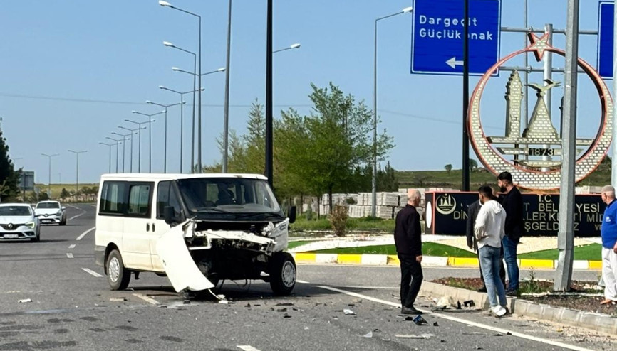 Mardinde otomobil ile minibüs çarpıştı: 2 yaralı