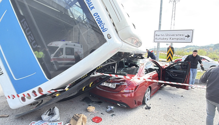Öğrencileri taşıyan otobüs, otomobilin üzerine devrildi: 46 yaralı