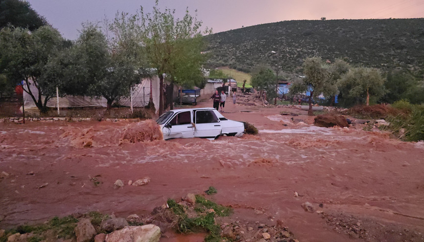 Adanada sağanak sele neden oldu; 1 kişi kayıp