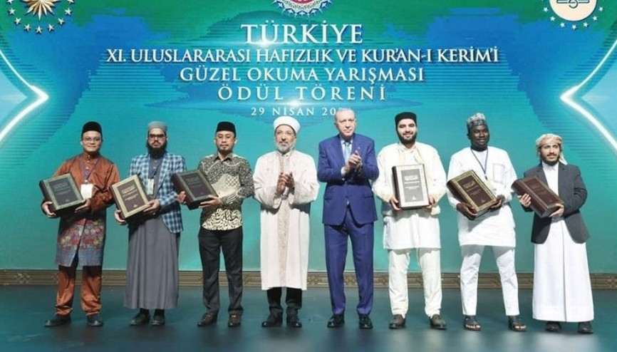 Medeni dünya 3 maymunu oynuyor