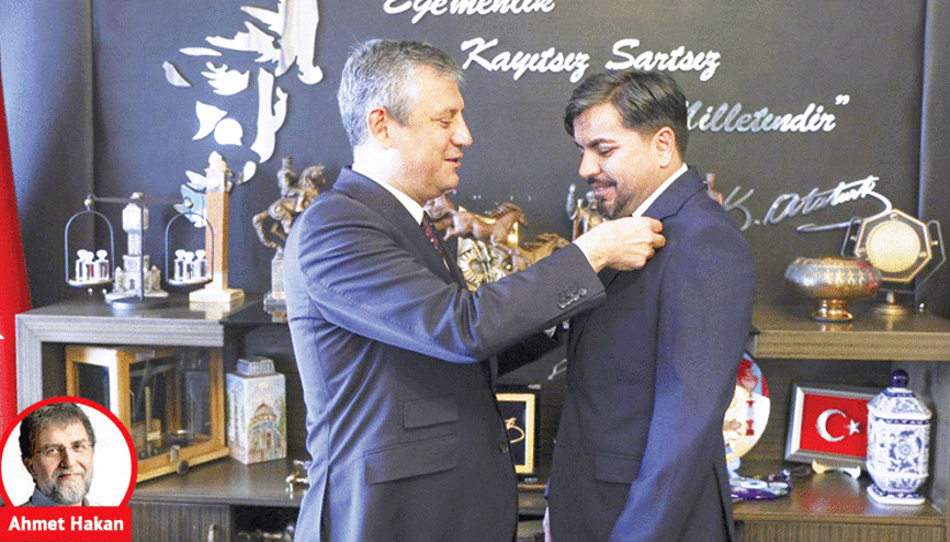 ‘Ermeni p...çi’ diyen adama rozet takmak