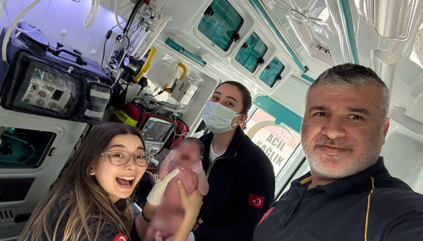 Sakaryada 112 ekibi evde doğum yaptırdı
