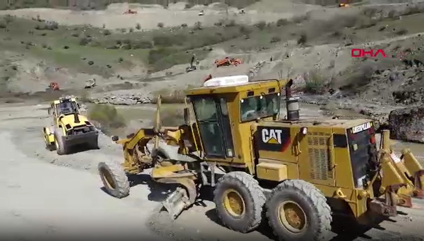 TSK, heyelanın kapattığı Hakkari-Van yolunda panel köprü kuruyor