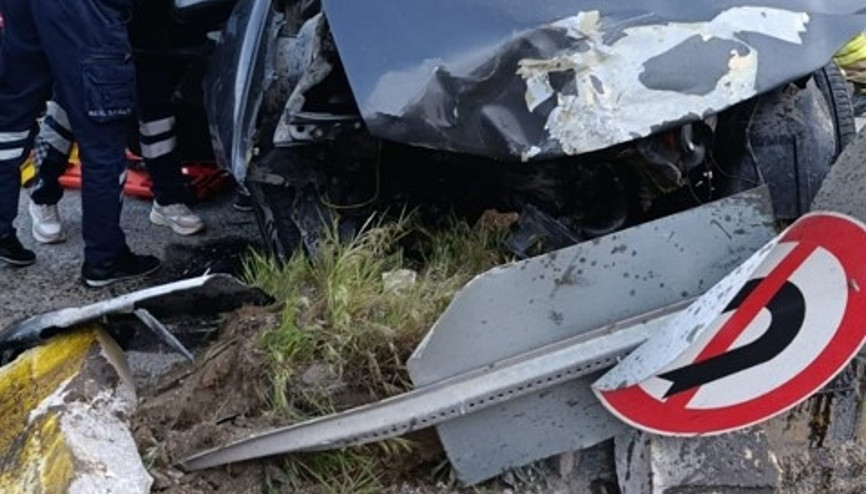 Karabükte otomobil refüje çarptı: 1 ölü, 3 yaralı