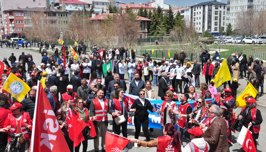 Kars’ta davullu-zurnalı 1 Mayıs kutlaması Kars’ta davullu-zurnalı 1 Mayıs kutlaması