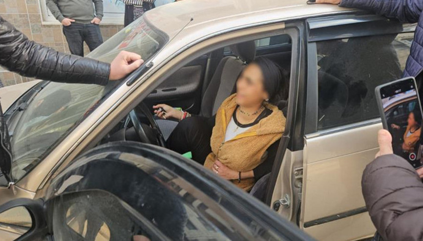 Hırsızlık için girdiği otomobilin sahibine yakalandı Bu araç benim, asıl hırsız sizsiniz diyerek direnen şüpheli tutuklandı