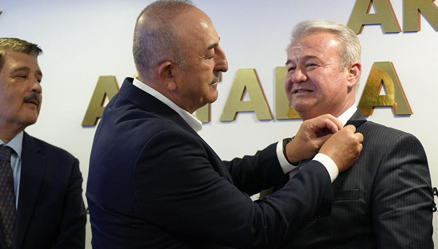 AK Partiye geçtiler: Törenle rozetleri takıldı AK Partiye geçtiler: Törenle rozetleri takıldı