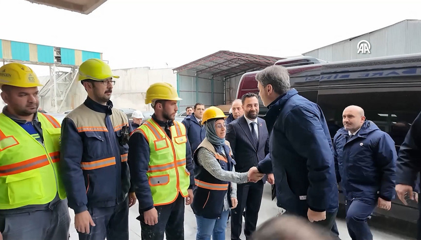 Bakan Bayraktar işçilerle 1 Mayıs’ı kutladı