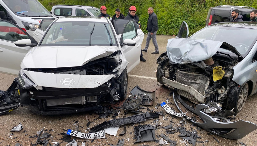 Orduda otomobiller çarpıştı: 3 yaralı Orduda otomobiller çarpıştı: 3 yaralı