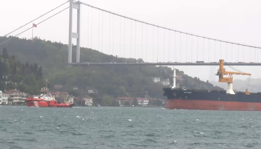 İstanbul Boğazında gemi arızası: Deniz trafiği çift yönlü durdu