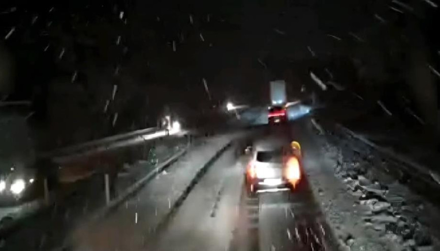 Afyonkarahisar bağlantılı 3 devlet yolu kar yağışı nedeniyle tır ve çekicilere kapatıldı