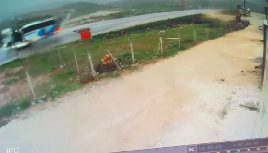 Malatyada 3 kişinin hayatını kaybettiği otobüs kazası kamerada