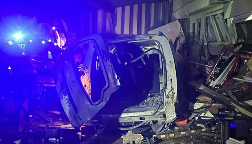 Orduda otomobil iş yerine girdi: 2 yaralı Orduda otomobil iş yerine girdi: 2 yaralı