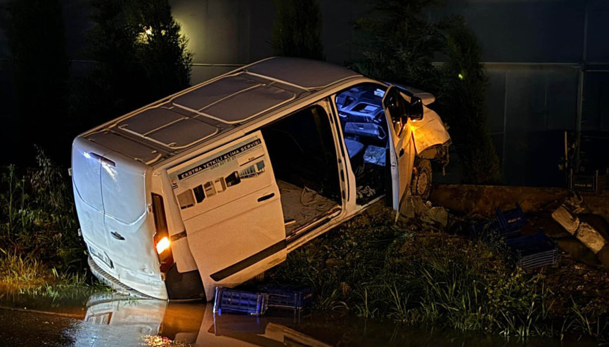 Minibüs, sulama kanalına çarptı: 1 yaralı Minibüs, sulama kanalına çarptı: 1 yaralı