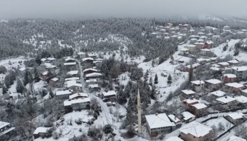 Adananın yüksek kesimlerinde kar yağışı etkili oldu Adananın yüksek kesimlerinde kar yağışı etkili oldu