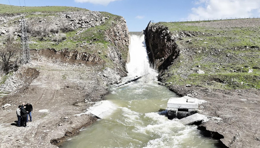 Tam doluluğa ulaşan Patnos Barajında kapaklar açıldı