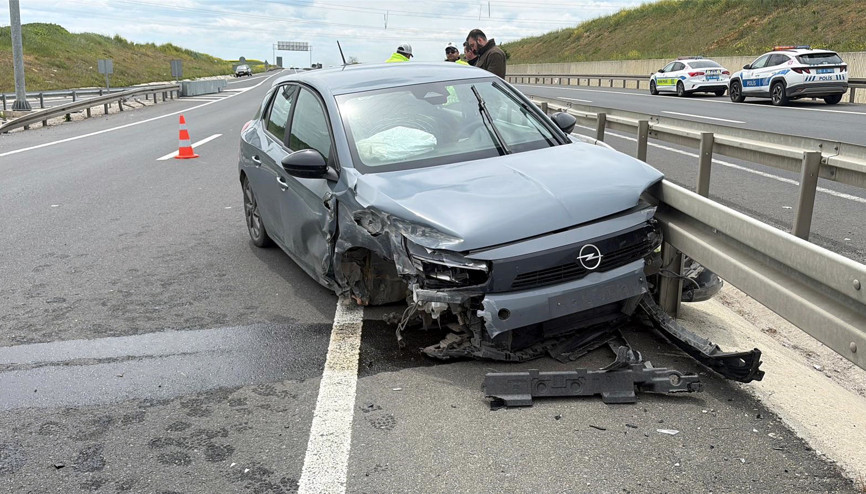 Lastiği patlayan otomobil refüje çarptı; 1 yaralı