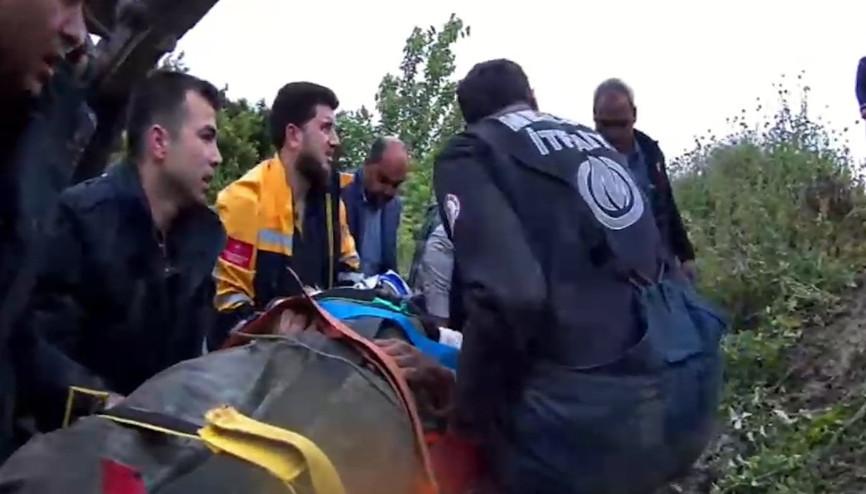 Traktör devrildi, altında kalan sürücü 1 saatlik çalışmayla kurtarıldı Traktör devrildi, altında kalan sürücü 1 saatlik çalışmayla kurtarıldı