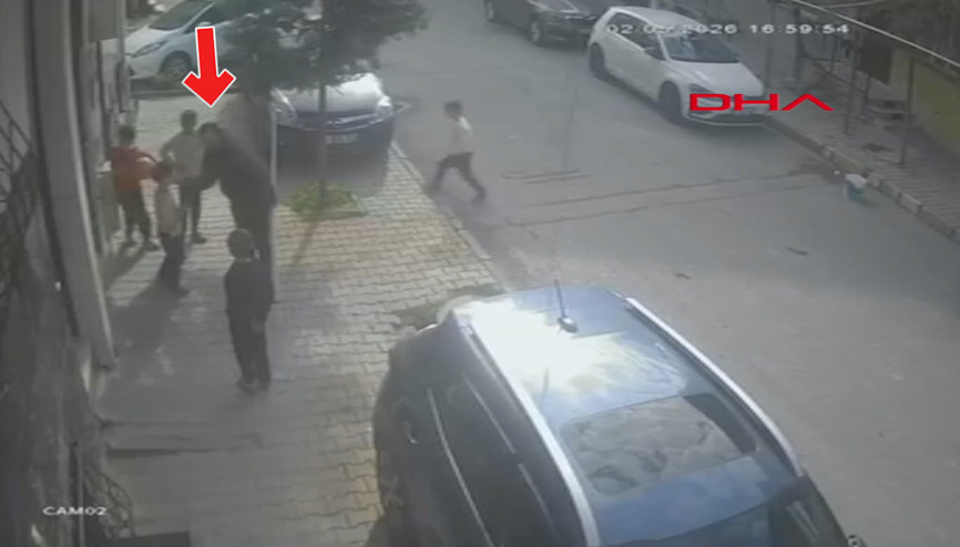 Arnavutköy’de sokakta oynayan çocuklara saldırıp elindeki bıçakla kapıya dayandı; şüpheli kamerada Arnavutköy’de sokakta oynayan çocuklara saldırıp elindeki bıçakla kapıya dayandı; şüpheli kamerada