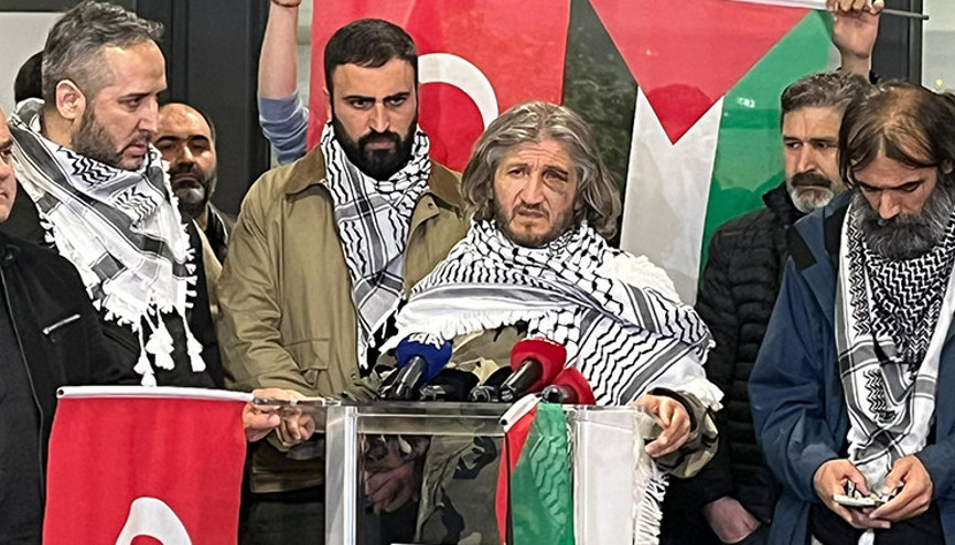 İsrailin alıkoyduğu Türk aktivist yurda döndü: Yunanistana İsrail ile işbirliği suçlaması İsrailin alıkoyduğu Türk aktivist yurda döndü: Yunanistana İsrail ile işbirliği suçlaması