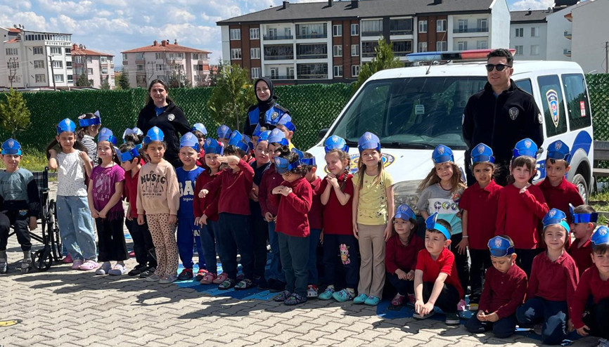 Polisten anaokulu öğrencilerine eğitim