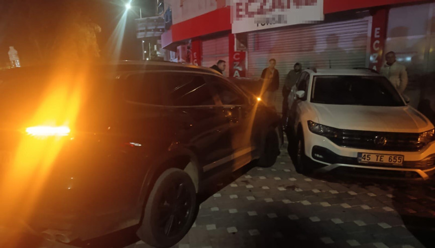 Kazaya karışan 2 araç savrulup, park halindeki 2 otomobile çarptı; 2 yaralı