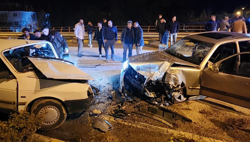 Kavşakta ters yöne giren alkollü sürücünün otomobili, başka otomobille çarpıştı: 6 yaralı