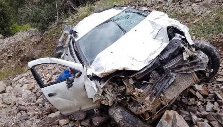 Taklalar atarak uçuruma yuvarlanan otomobilden yaralı kurtuldu Taklalar atarak uçuruma yuvarlanan otomobilden yaralı kurtuldu