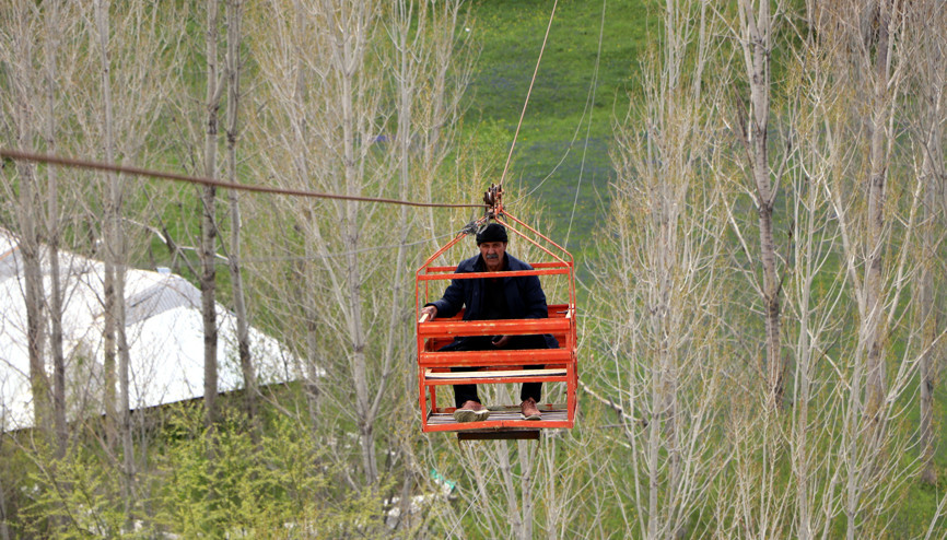 Karadenizde gördü, Vanda uyguladı; teleferik sistemi ile bahçesine 40 dakika yerine 40 saniyede ulaşıyor