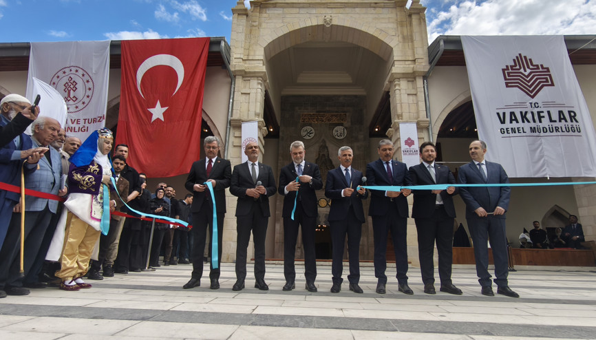 Depremde hasar alan Kahramanmaraş’taki tarihi Ulu Camii, törenle açıldı