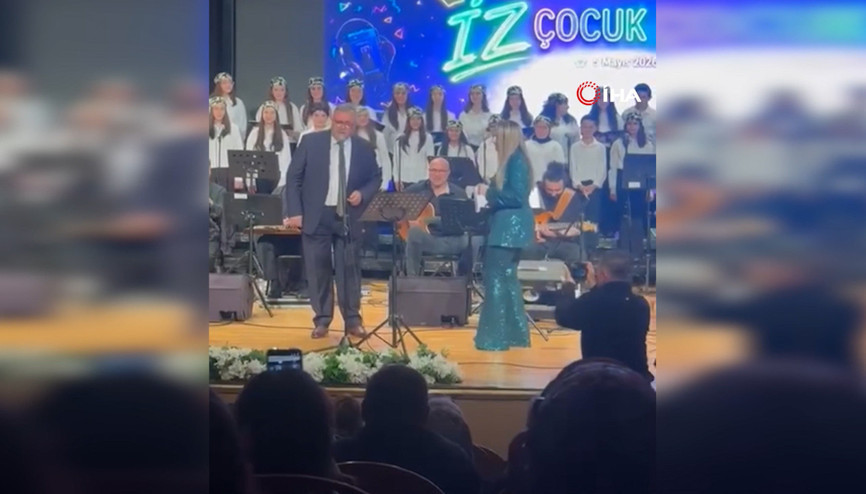 Sahnede öğrencileriyle şarkı söyleyen okul müdürü sosyal medyayı salladı